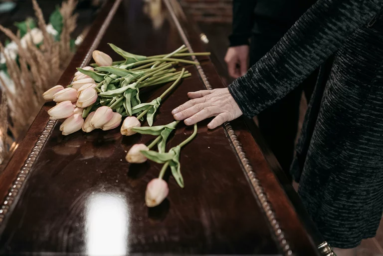 Würdevolle Erdbestattung in Delitzsch mit Sarg und floraler Abschiedsgestaltung