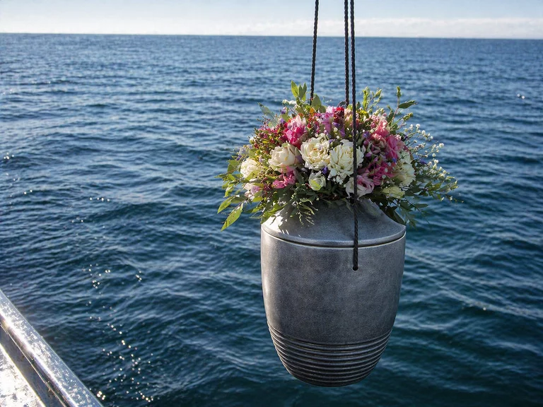 Seebestattung mit Urne auf dem Meer als besondere Form des Abschieds